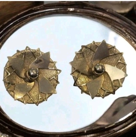 Vintage Floral Pin Wheel Motif Cluster Clip on Earrings Gold Tone 1950's MCM - Picture 1 of 7